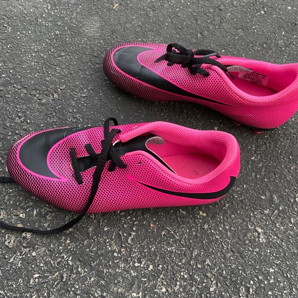 Girls Nike Soccer Cleats - Picture 2 of 2
